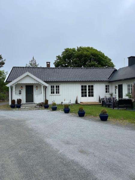 写真にはNevlunghamn市にあるRecently Refurbished Farm Houseが写っています。