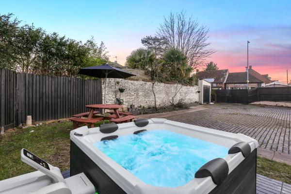 Hot Tub Stay Near Windsor & Legoland Sleeps 14, Windsor