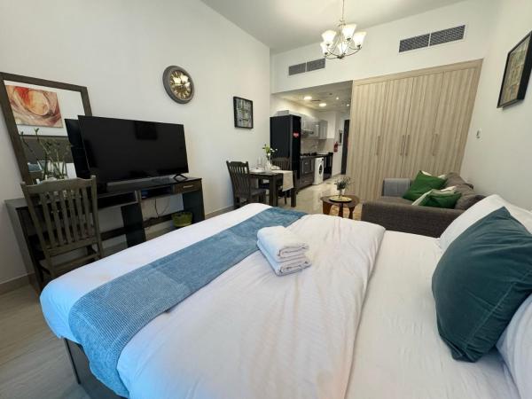 Chic Studio with Balcony a mins drive to Downtown photo 2
