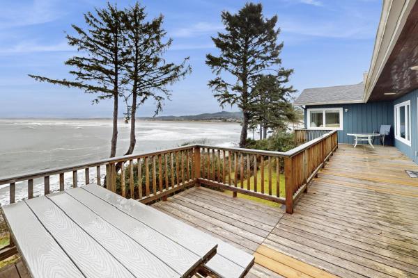 Auf dem Foto ist das Objekt Spectacular Seaside Surf-View Home in der Stadt Seaside zu sehen.
