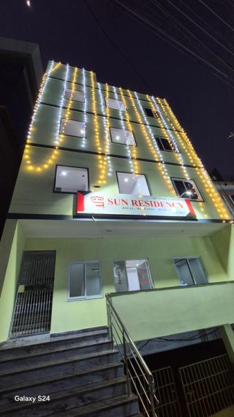 A la foto es mostra l'objecte Sun Residency situat a la ciutat de Rāzām.