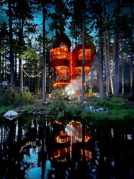 写真にはYtterhogdal市にあるHaven Islands incredible treehouse on private islandが写っています。