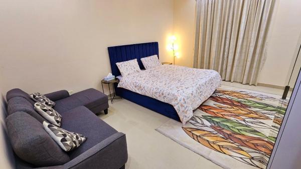 照片显示了位于Sharjah市的King Room with Attached Private Bathroom in Shared Apartment物件。