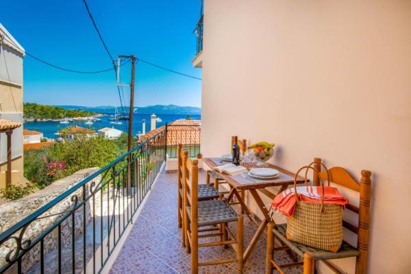 På billedet ses objektet EIRINI's SEA VIEW HOUSE beliggende i byen Gaios.