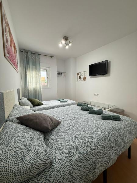 Na zdjęciu widoczny jest obiekt HABITACIÓN triple con baño compartido LOVELY SEVILLA położony w mieście Camas.