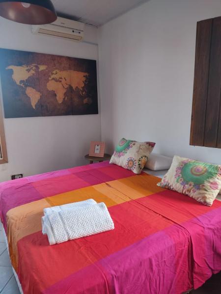 Auf dem Foto ist das Objekt Apartamento Charmoso - Localização Privilegiada Enfrente Aeroporto - Perto de tudo - 2 minutos orla mar - Ar Cond, Frigobar, Tv 50, WIFI in der Stadt Ilhéus zu sehen.