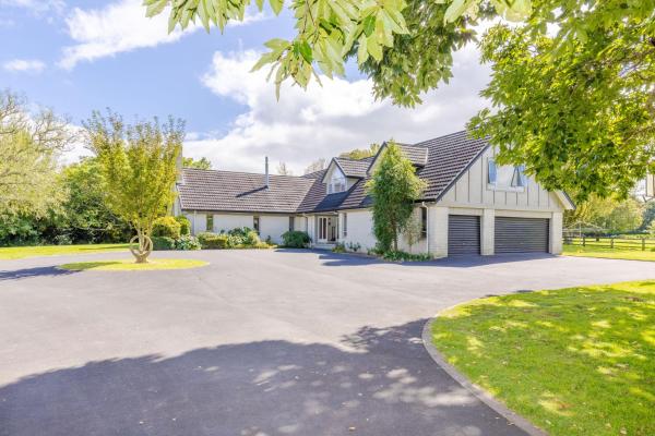 Na zdjęciu widoczny jest obiekt Matangi Manor, 9 bedroom home in park-like grounds położony w mieście Eureka.