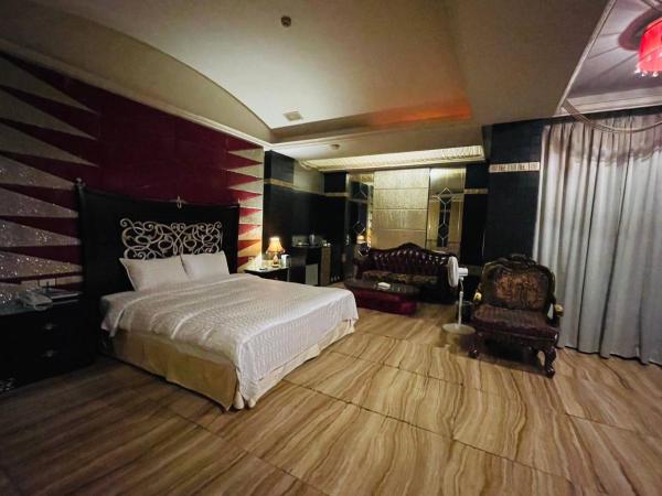 На фото показан объект 嘉義永鎮御花園汽車旅館, расположенный в городе Цзяи.