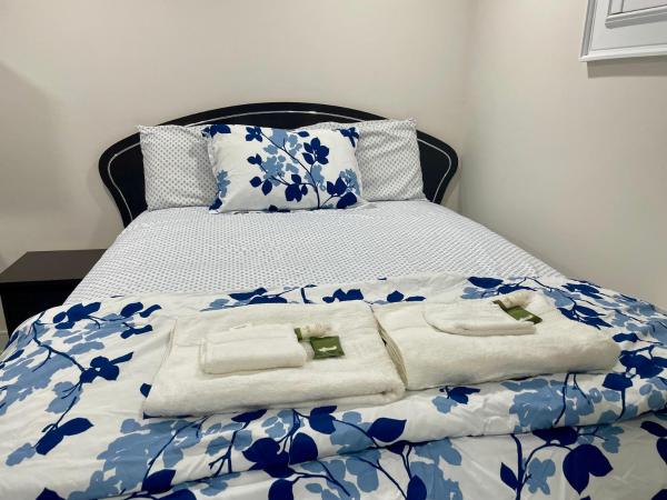 Na fotografii je vidět objekt Luxury Basement-Private Bdr & Bathroom with free parking In Toronto nacházející se ve městě Toronto.