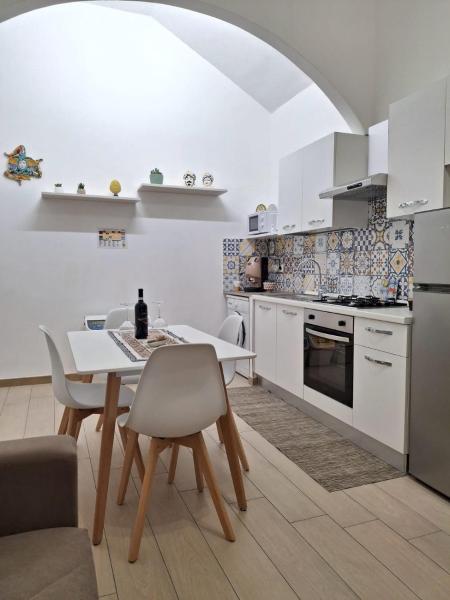 Na fotografii je vidět objekt Casa Carruvedda nacházející se ve městě Marina dʼAvola.