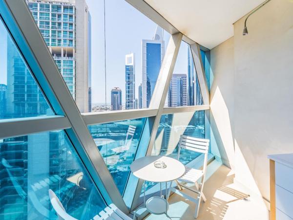 A la foto es mostra l'objecte Luxury Spacious Condo in the Iconic Park Towers situat a la ciutat de Dubai.