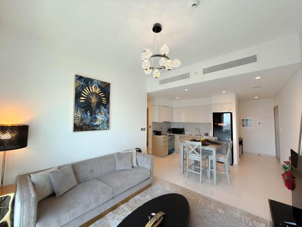På billedet ses objektet INA HOMES - Burj Royal 1 BR Stylish Apartment beliggende i byen Dubai.