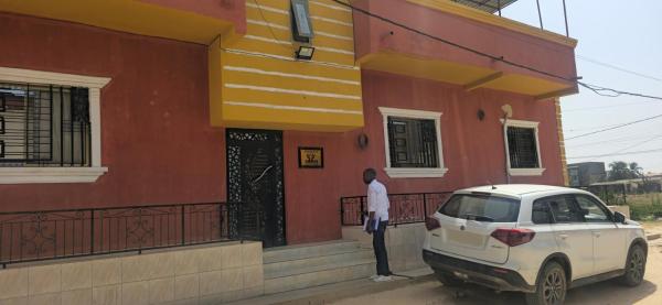 Na fotografii je vidět objekt DS Travel nacházející se ve městě Ziguinchor.