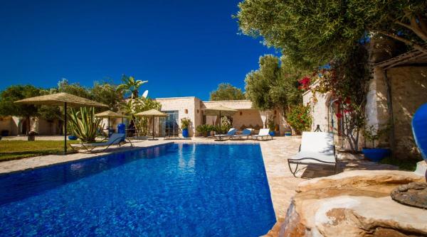 写真にはBou Zammour市にあるRiad Pura Vida Iが写っています。