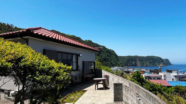 Kuvassa näkyy kohde 香や野 kayano 海と富士山を一望できる1棟貸し宿 岡田港まで徒歩5分, joka sijaitsee kaupungissa Oshima.