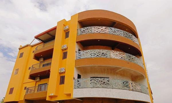 A la foto es mostra l'objecte Oasis métropole situat a la ciutat de Ouagadougou.