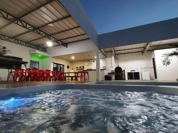 Nella foto è visibile l'oggetto Estilo resort para confraternizar com hidro, piscina, garagem em casa tudo privativo, insira acima de 6 hóspedes para usar os 3 quartos situato nella città di Sorriso.