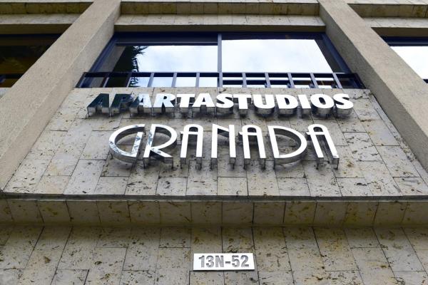 Op de foto is het object Apartaestudios Granada te zien, gelegen in de stad Cali.