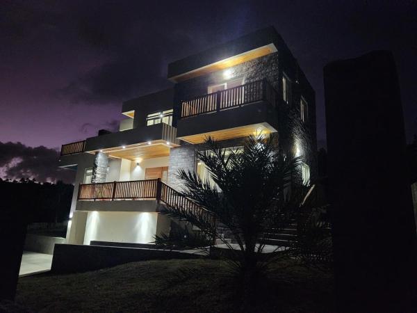 Auf dem Foto ist das Objekt Setsuna, Luxury Oceanic View Villa Near Airport in der Stadt Rouarné zu sehen.