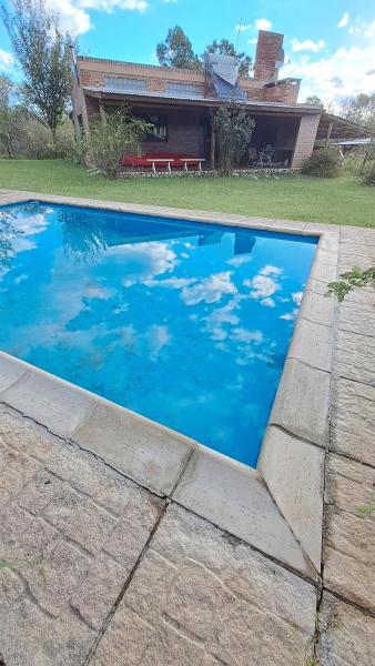 The photo shows the Casa con pileta y jardin Traslasierra located in the city of Villa Tulumba.