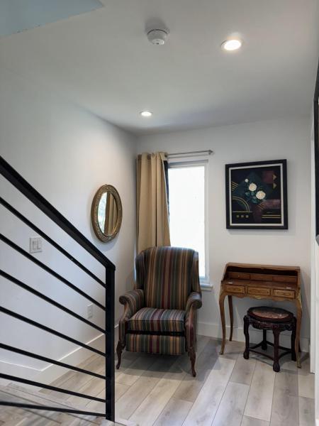 Фотография 3: Chic, Cozy & Comfort Modern Room