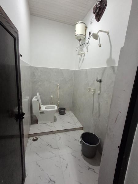 A la foto es mostra l'objecte Indra home stay situat a la ciutat de Mathura.