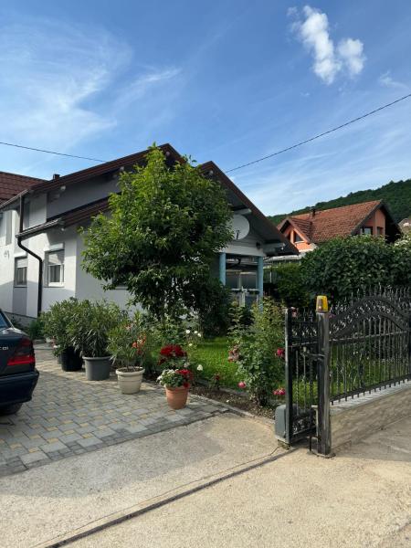 The photo shows the Apartman Hana located in the city of Pritoka.