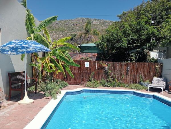 A la foto es mostra l'objecte The Pool Cottage situat a la ciutat de Fish Hoek.