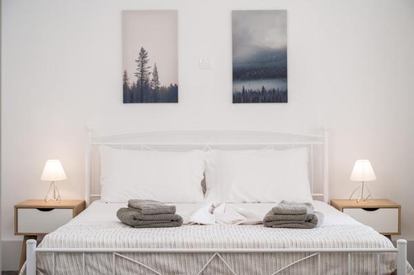 The photo shows the Ether Seaside Apartment 2 located in the city of Pythagoreio.