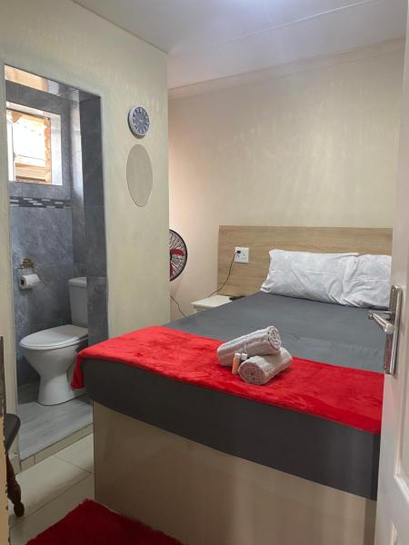 På bilden syns objektet Maoba GuestHouse som ligger i staden Soshanguve.