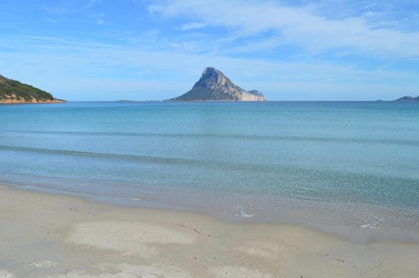 The photo shows the Casa Lantana located in the city of Porto Taverna.