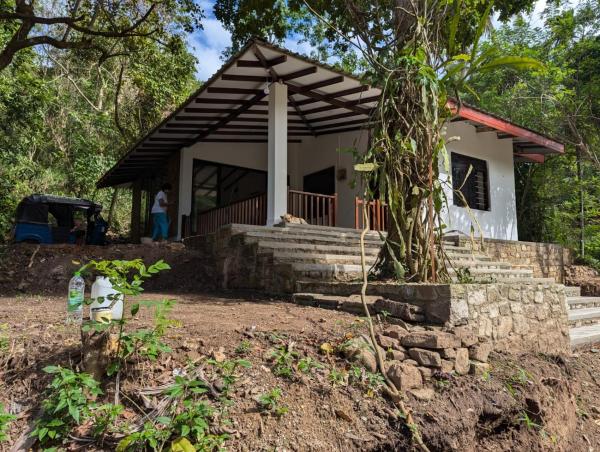 På bilden syns objektet Manudi Kandy Hostel som ligger i staden Haragama.