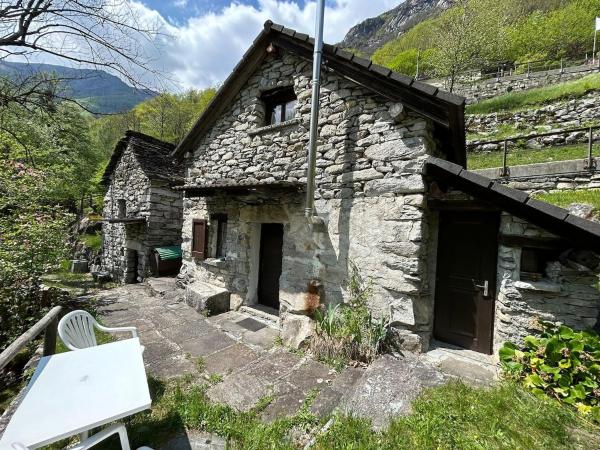 A la foto es mostra l'objecte Rustic on the Verzasca River situat a la ciutat de Corippo.