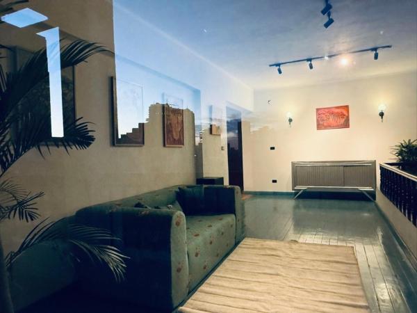A la foto es mostra l'objecte Colorful Edgy Duplex Apartment situat a la ciutat de El Caire.