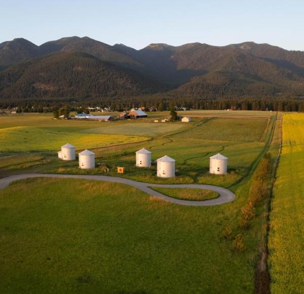 A la foto es mostra l'objecte Clark Farm Silos - 5 Silo Mountain View Retreat situat a la ciutat de Creston.