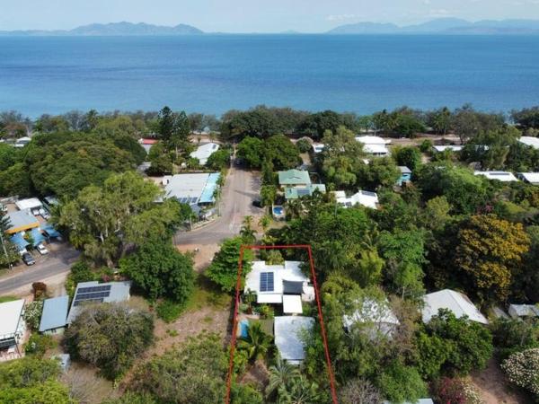 A la foto es mostra l'objecte Large Family home in paradise! 1x 3 Bed house and 1x 2 Bed house only 1 Booking at any time situat a la ciutat de Arcadia.