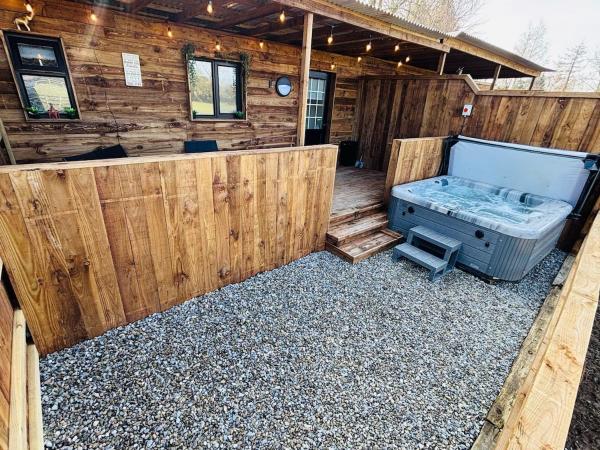 A la foto es mostra l'objecte The Hideaway Cabin with Hot Tub situat a la ciutat de Naas.