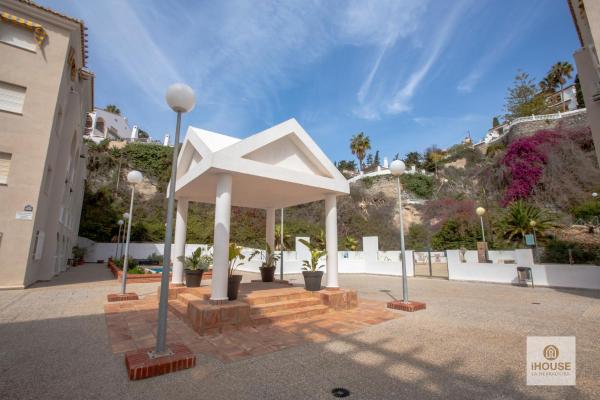 A la foto es mostra l'objecte Ipanema Pool Velilla Beach situat a la ciutat de Almuñécar.