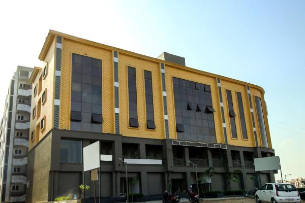 The photo shows the Hotel O Royal City Vistral Gam metro station located in the city of Vastral.