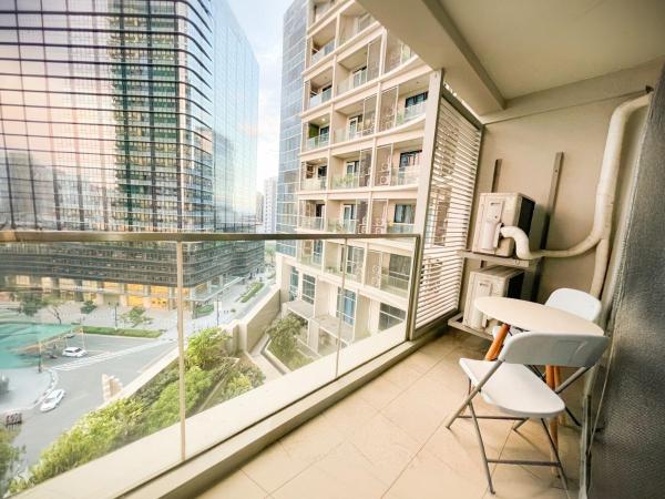 Elegant BGC Condo Across Mitsukoshi Mall #upt27p, Manila