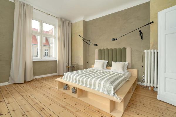 Spacious and Bright Apartment with Balcony near MTP by Noclegi Renters, Poznaň