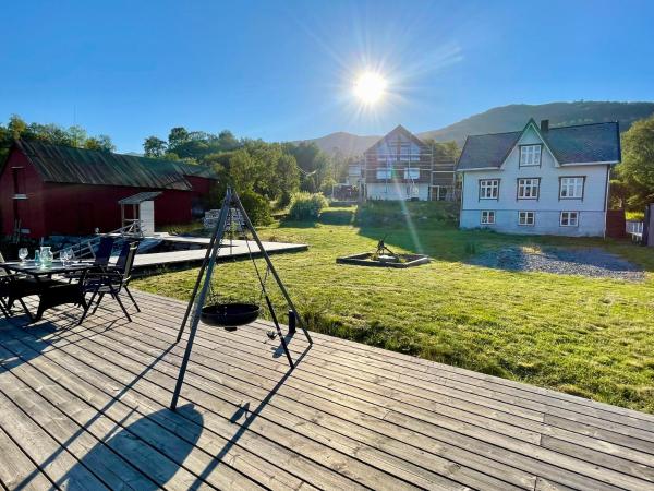 På bildet vises objektet Sjarmerende feriehus med privat brygge som ligger i byen Leikanger.