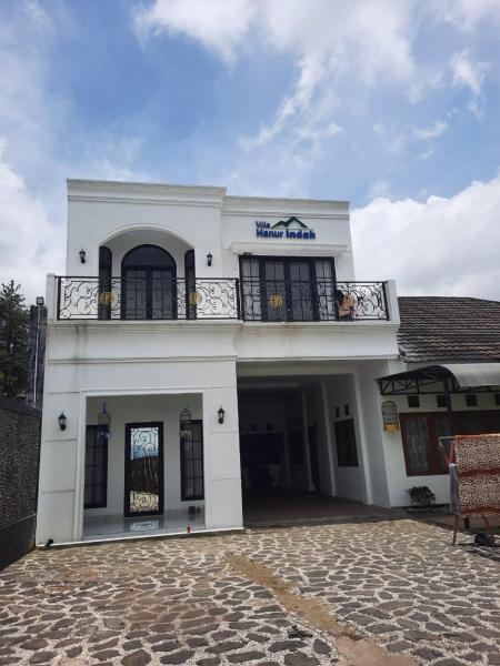 The photo shows the Villa Hanur Indah located in the city of Paragajen.