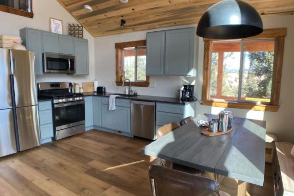 Na zdjęciu widoczny jest obiekt Secluded Modern Cabin On 10 Acres Tarryall Creek położony w mieście Jefferson.