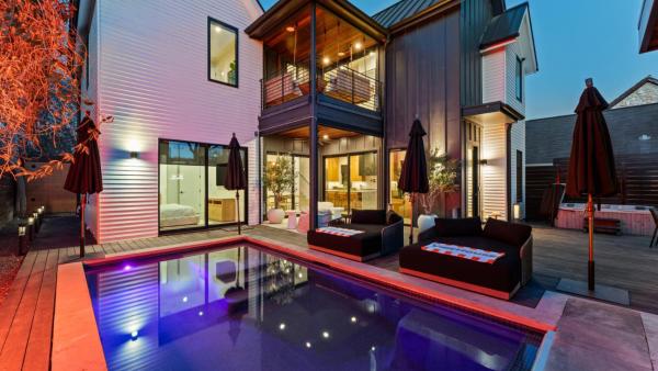 A la foto es mostra l'objecte New 6 BR, 4.5B, Pool, Hot Tub, Cold Plunges, Outdoor Sauna, Bar, 9 TVs situat a la ciutat de Austin.
