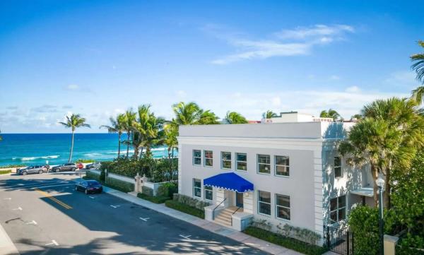 A la foto es mostra l'objecte The Palm Beach House - Tropical situat a la ciutat de Palm Beach.