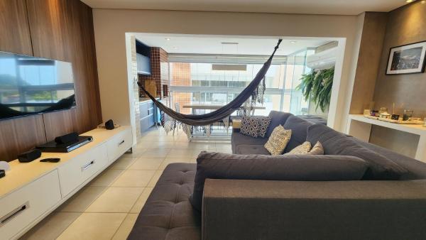 På billedet ses objektet Apartamento com Varanda Gourmet Integrada no Edifício Costa Azure Próximo às Praias de Riviera e Itaguaré beliggende i byen Bertioga.