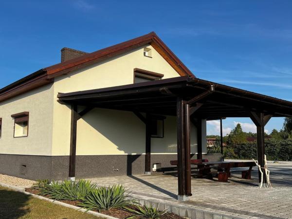 Na zdjęciu widoczny jest obiekt Holiday Home in Stepnica by Szczecin Lagoon położony w mieście Drogoradz.