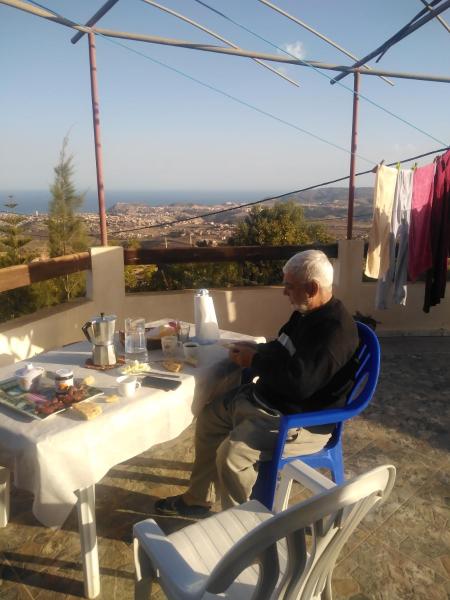 La photo montre l'objet Villa de campagne en hauteur avec vue panoramique sur mer situé dans la ville de Ghazaouet.