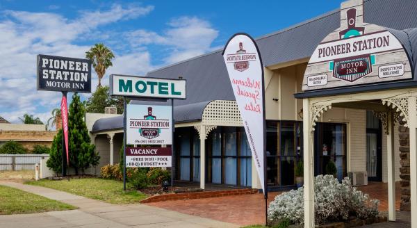 The photo shows the Pioneer Station Motor Inn located in the city of Swan Hill.